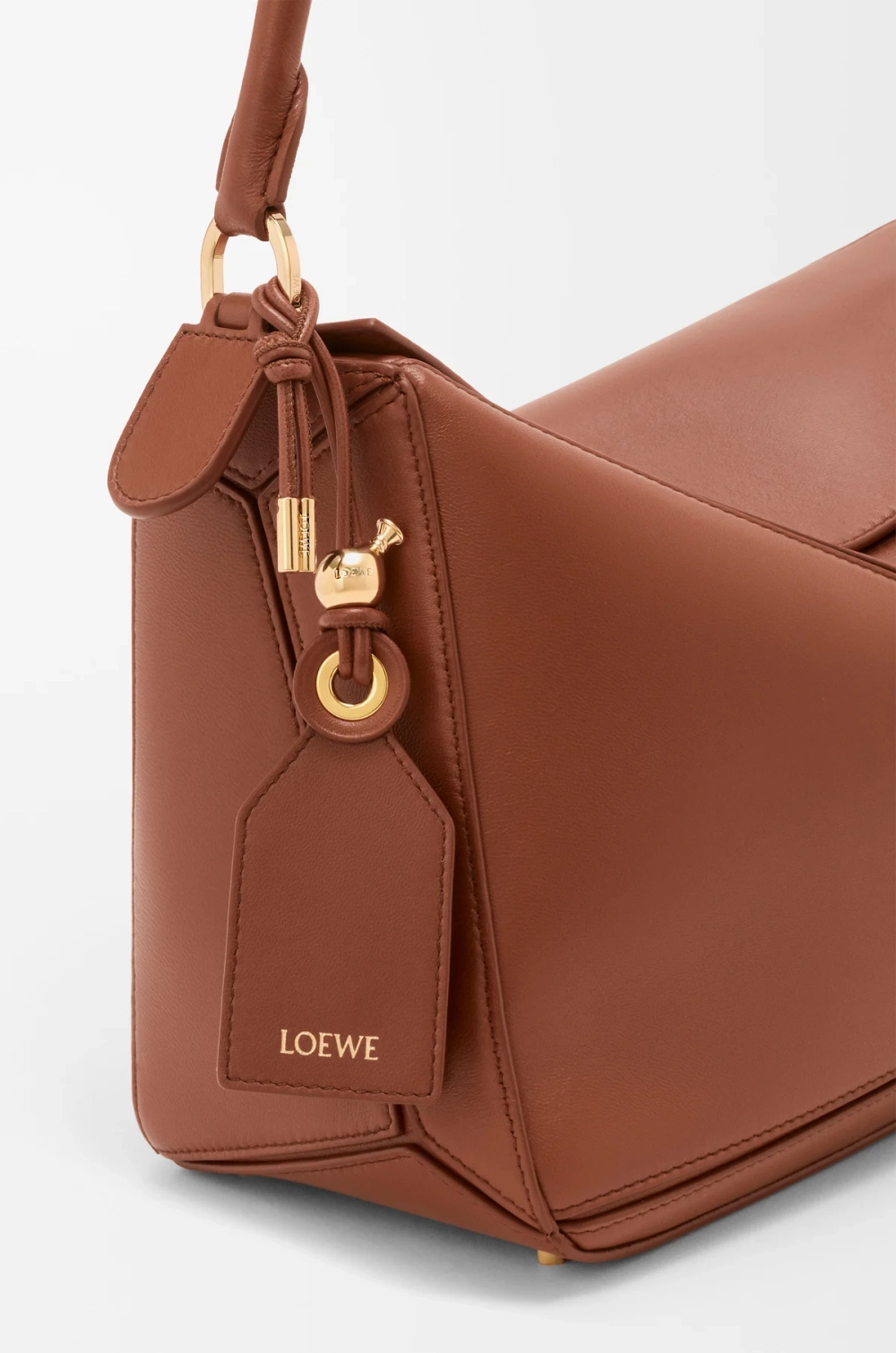 Loewe Сумка-мешок среднего размера Puzzle Featherlight из кожи ягненка наппа, коричневый