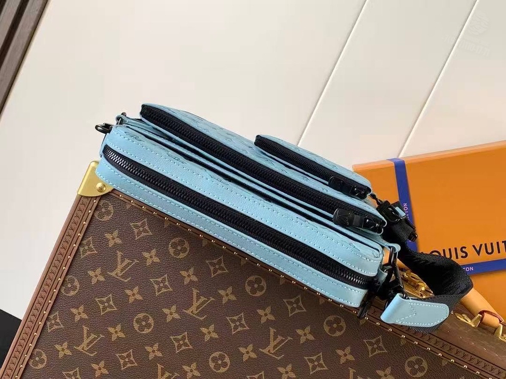 Сумка через плечо/мессенджер Louis Vuitton Trio