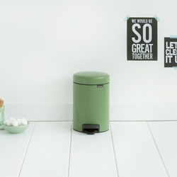 Ведро Brabantia NewIcon 3л зеленый мох возле стены