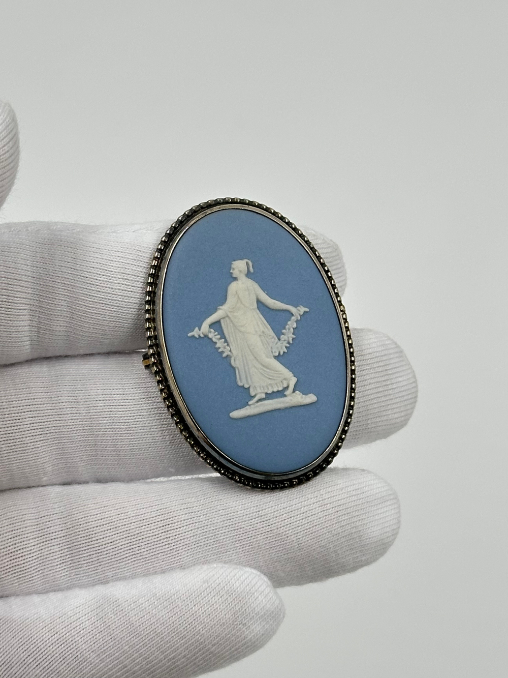 Брошь Wedgwood голубая