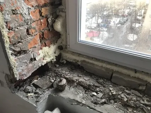 Демонтаж оконных рам с подоконником