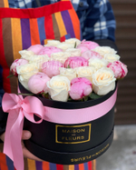 Пионы с розами в подарочной коробке "Maison des Fleurs"