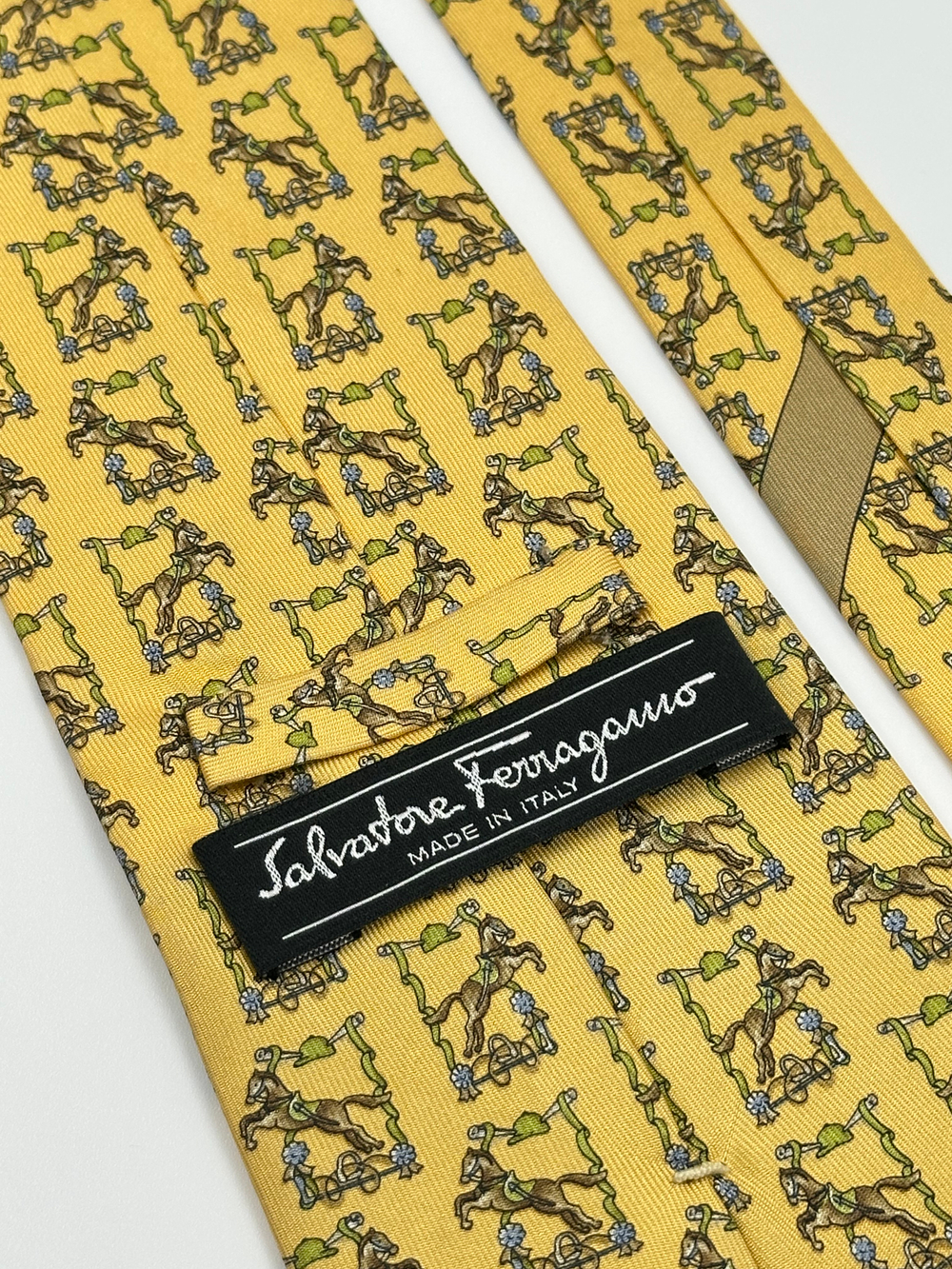 Галстук Salvatore Ferragamo жёлтый с лошадьми