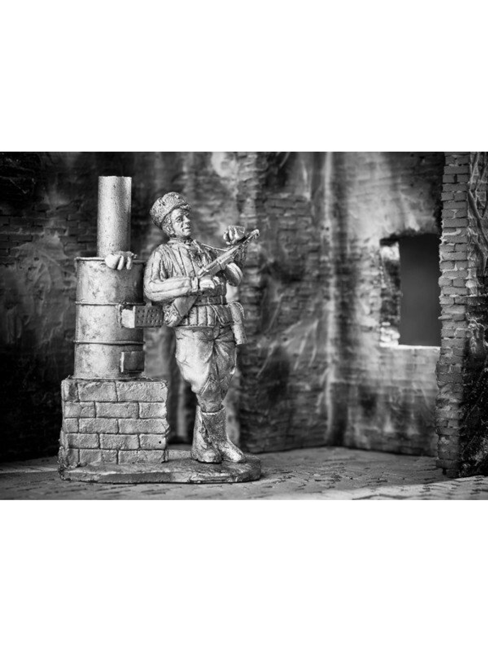 Оловянный солдатик Боец у буржуйки, 1942 г.