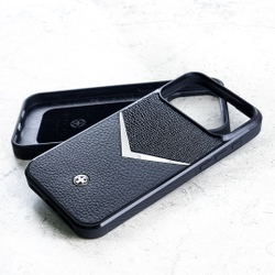 Чехол iPhone 18 Pro Max Euphoria HM Stingray Daw Black Leather разобранный на светлом бетоне — чёрный силиконовый бампер с рёбрами противоскольжения мягкая внутренняя отделка логотип Euphoria нешлифованная шкура ската природные дентикли флотерная кожа теленка итальянская выделка серебряная V-образная галка металл круглый шильд Euphoria карбоновый торец