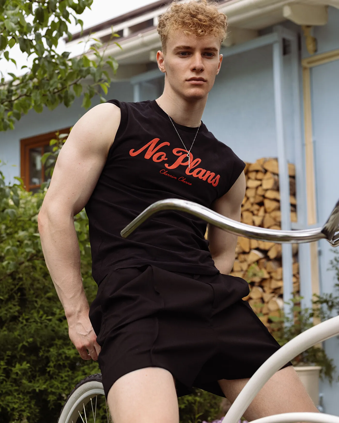 Черная футболка без рукавов "No plans"