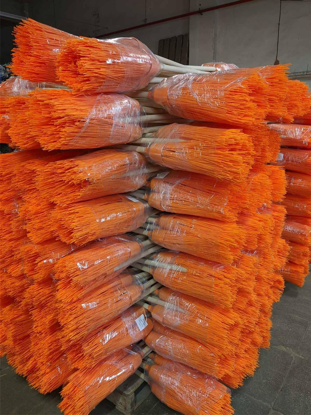 МЕТЛА ПОЛИПРОПИЛЕН КРУГЛАЯ С ЧЕРЕНКОМ СВЕТОСТОЙКАЯ С ПОДВЕСОМ ОРАНЖ 4 КОЛЬЦА (10) НН