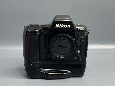 Nikon F90X + Nikon MB-10