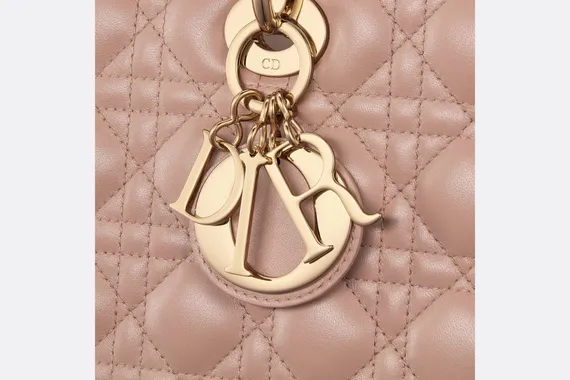 Сумка Dior Lady Dior, модель большого формата