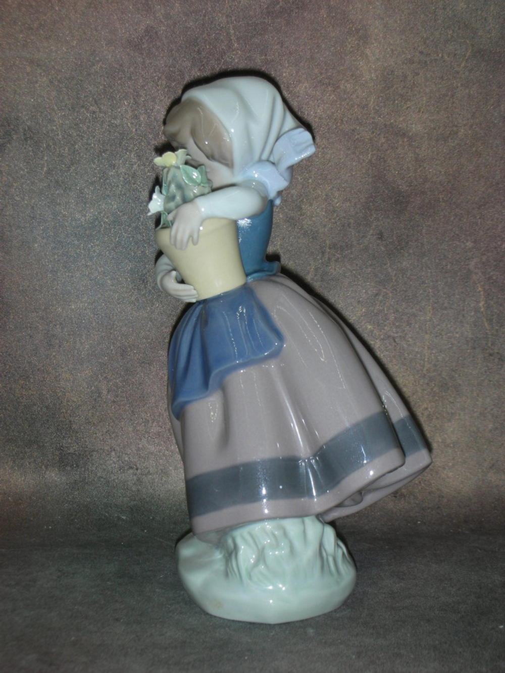Статуэтка. Фарфор. Весна пришла. Lladro. Испания