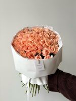 Букет из персиковой розы (50см) 51 шт в оформлении