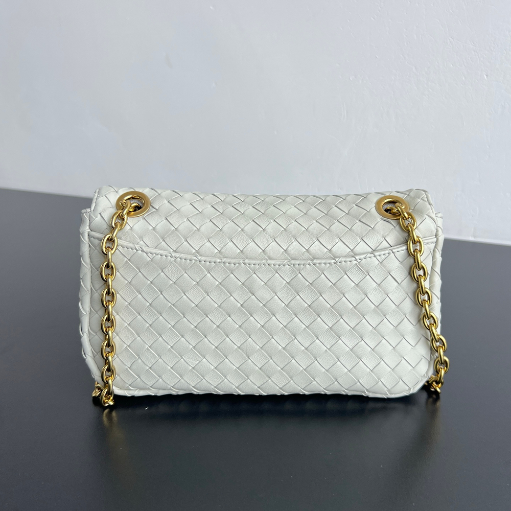 Женская сумка Bottega Veneta Mini Madison — молочная, 22,5 см — фото 2