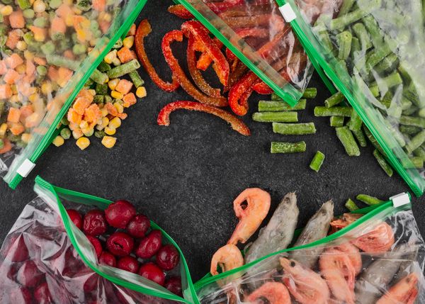 Продукты, которые нельзя хранить в морозилке: чего точно избегать и почему Продукты, которые нельзя хранить в морозилке: чего точно избегать и почему