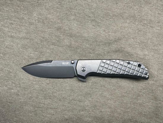 Нож скл."MAXIMO", ст.Bohler M390,кл.черн, рук.текстур.черн.титан,стеклобой,отверств.д/темляка,клипса