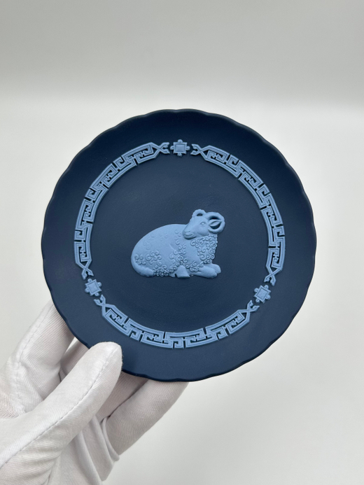 Тарелка декоративная Wedgwood «Год Овцы» тёмно-синяя
