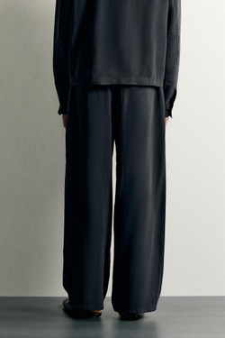 ZARA СТРУЯЩИЕСЯ БРЮКИ RELAXED FIT СО СКЛАДКАМИ, ЧЕРНЫЙ