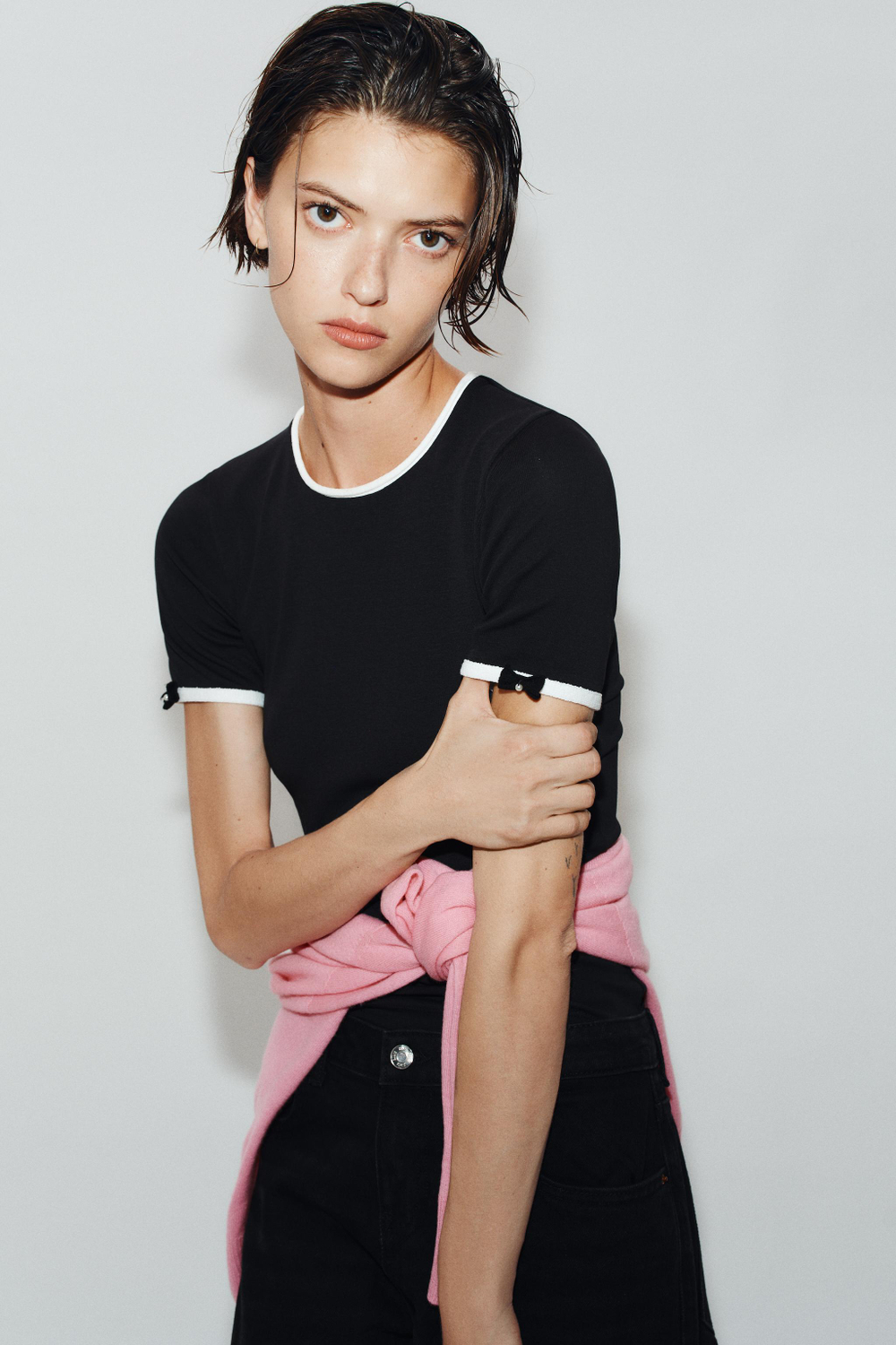 ФУТБОЛКА С КОНТРАСТНЫМИ БАНТАМИ — ZARA