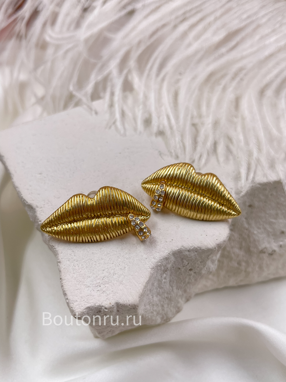 Серьги Скиап. золотые губы с пирсингом