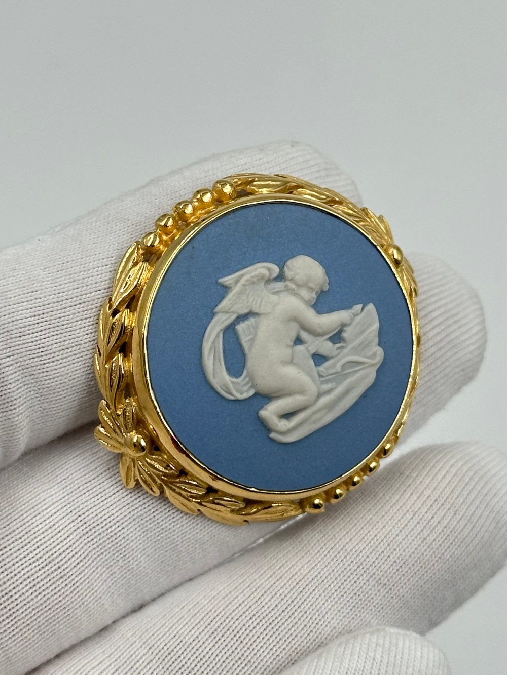 Брошь Wedgwood голубая