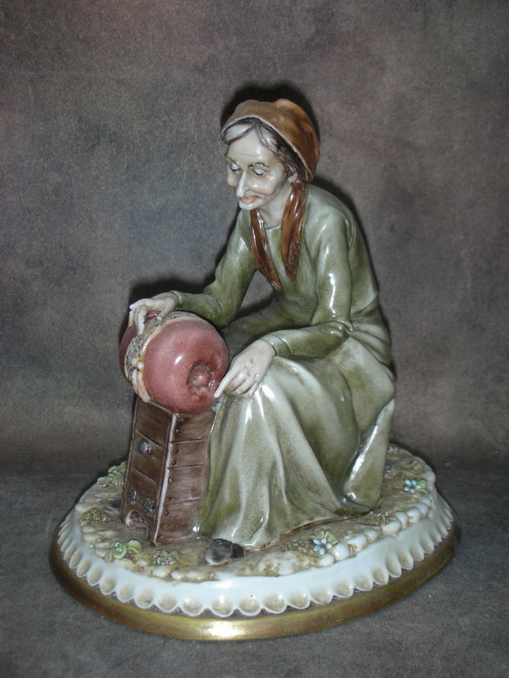Статуэтка. Фарфор. Преклонные годы. Capodimonte. Италия