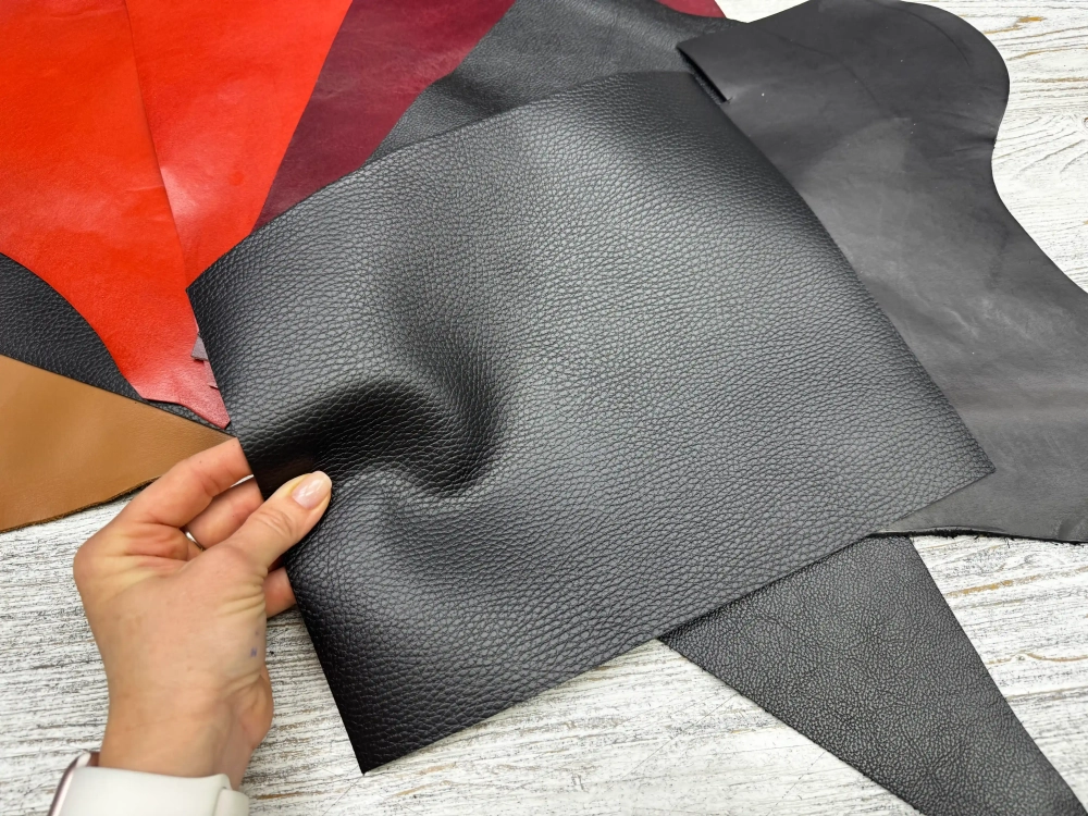 Чёрная галантерейная кожа в панелях: Colombiana Nero, Luxury Tannery и Boolwing