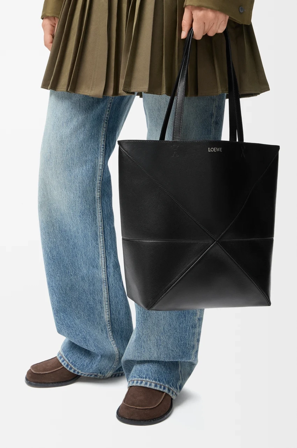 Loewe Средняя складная сумка-тоут Puzzle Fold из блестящей телячьей кожи, черный