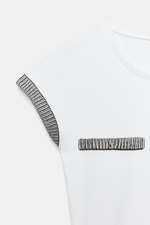 ФУТБОЛКА С ФУРНИТУРОЙ И ПУГОВИЦАМИ — ZARA