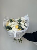 Букет из кустовых пионовивидных роз, хризантемы, альстромерии и эвкалипта