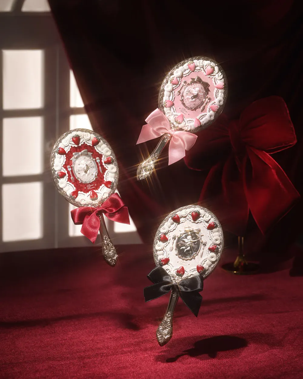 Ручное зеркало Flower Knows Hand Mirror Strawberry Cupid - Red Velvet