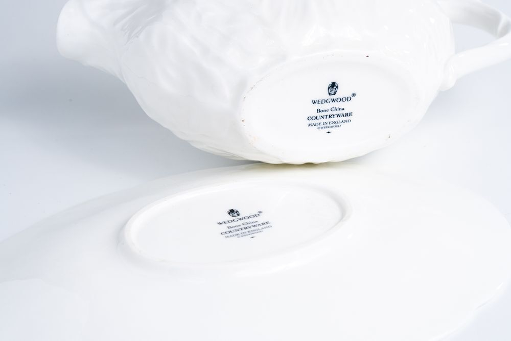 Соусник с блюдцем Wedgwood с тисненым узором «капустные листья»