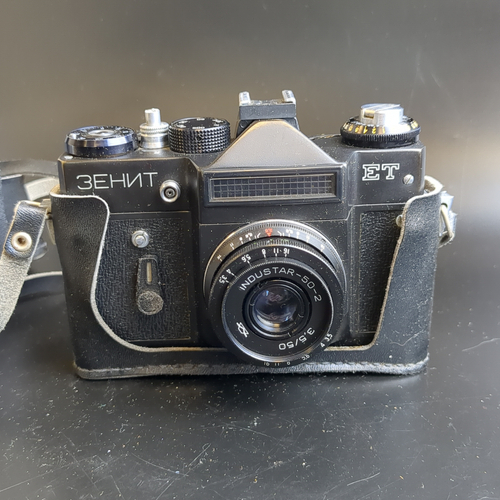 №12 Фотоаппарат "Зенит-ЕТ" с объективом "Industar-50-2" в оригинальном кофре, металл, стекло, пластик, кожа, Белорусское оптико-механическое объединение (БелОМО), СССР, 1982-1995 гг.