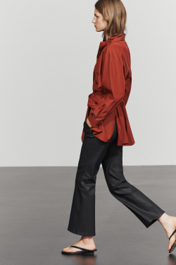 Massimo Dutti Укороченные прорезиненные брюки клеш, черный