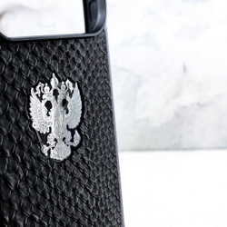 Боковой вид чехла Euphoria HM Noble Python Black — фактурная чешуя питона, тисненый шильд Euphoria