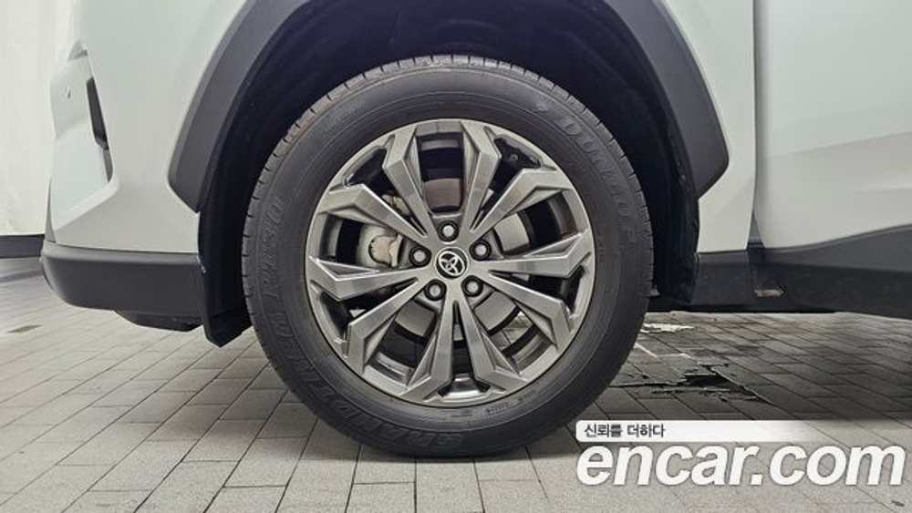 Toyota RAV4 2.5 2WD Hybrid XLE — 2024