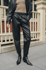 БРЮКИ ИЗ ИСКУССТВЕННОЙ КОЖИ С ЭЛАСТИЧНЫМ ПОЯСОМ — ZARA