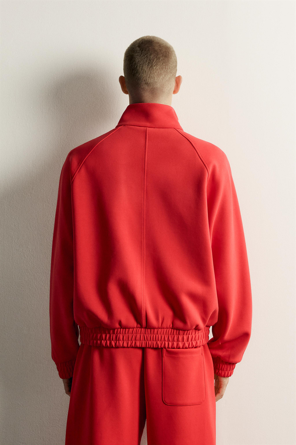 СПОРТИВНАЯ ТОЛСТОВКА НА КОНТРАСТНОЙ МОЛНИИ — ZARA