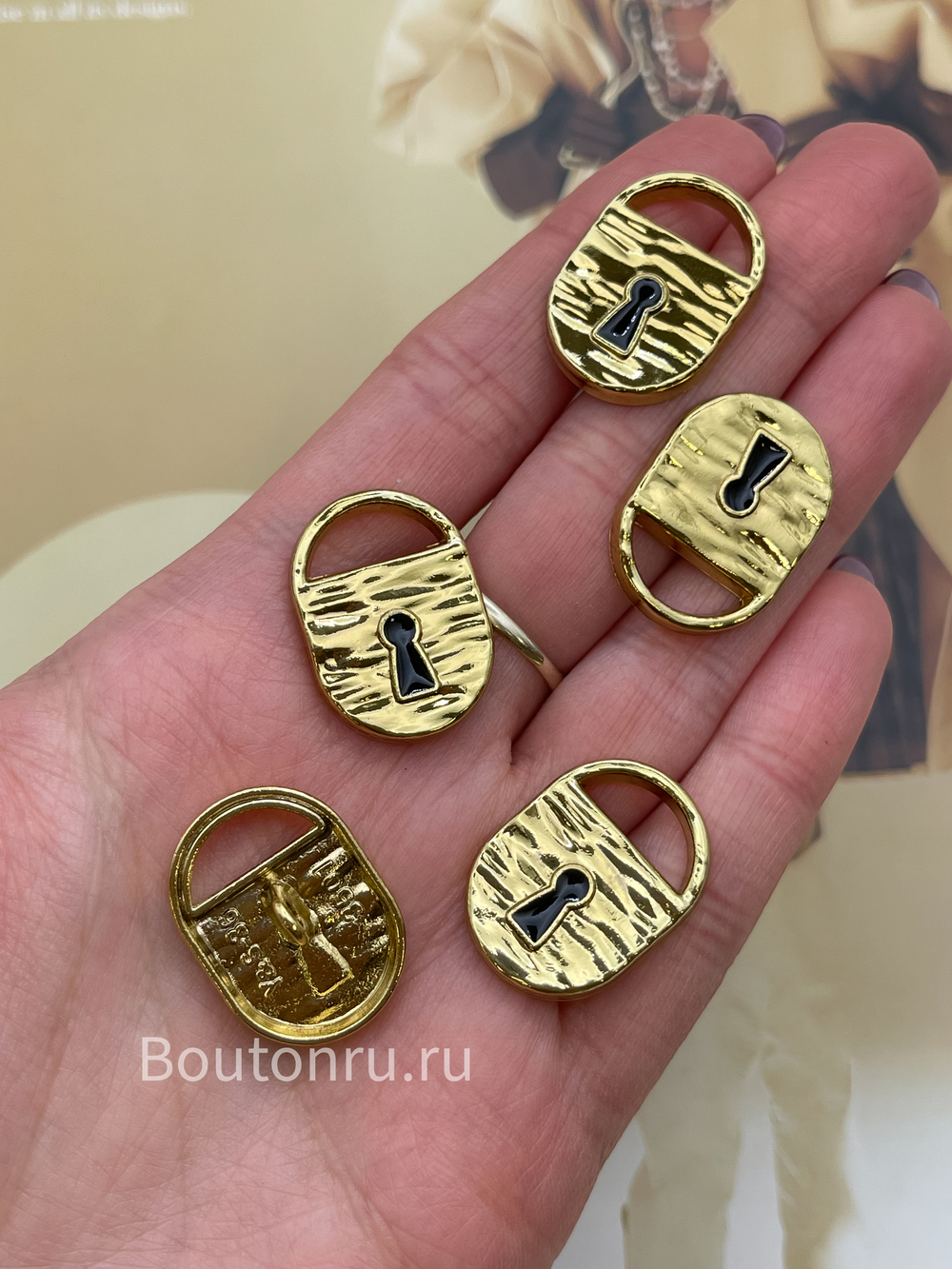 Пуговицы Скиап. золотистые с черной эмалью "Замочек"