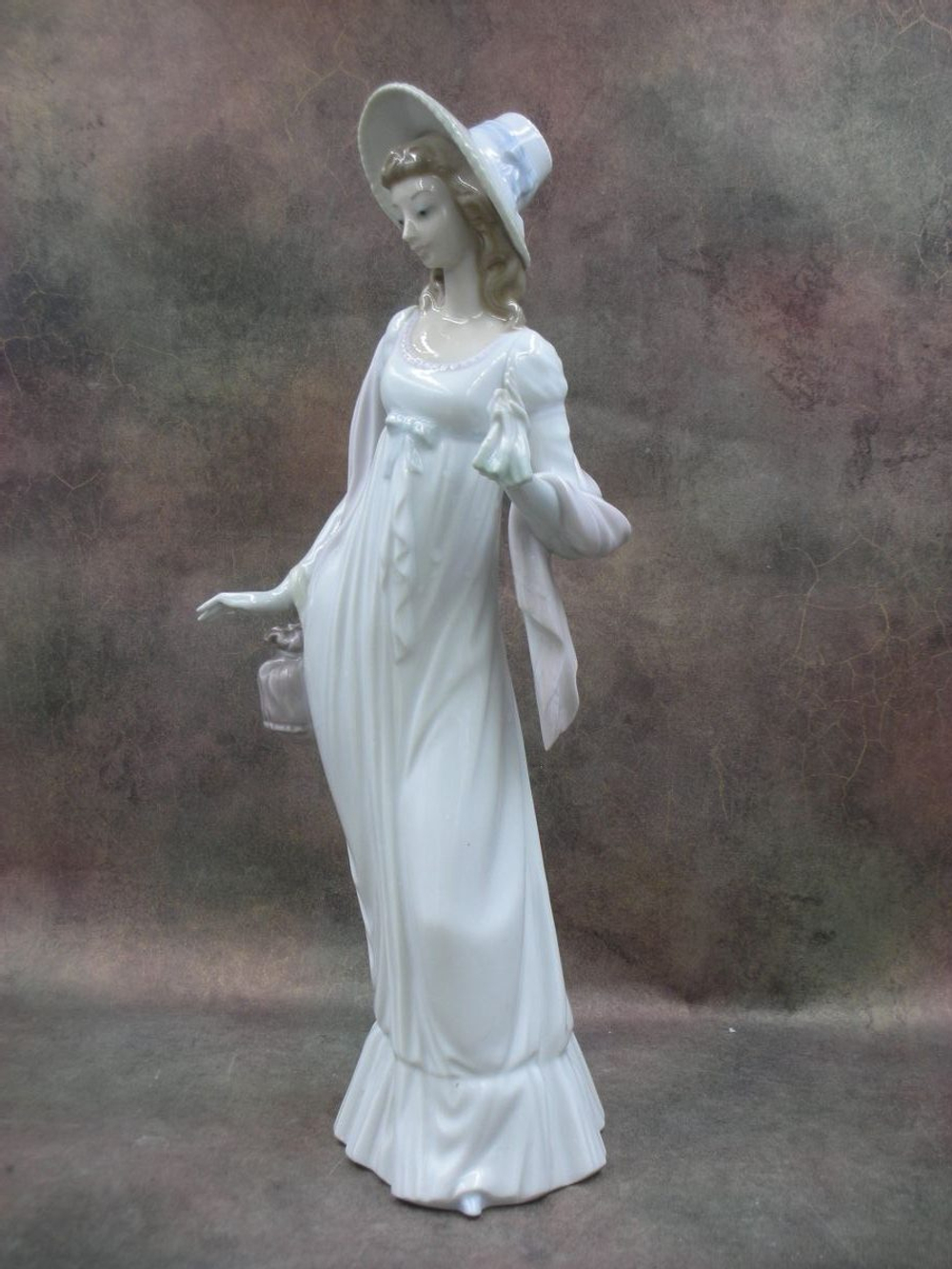 Статуэтка. Фарфор. Изящная леди. Lladro. Испания