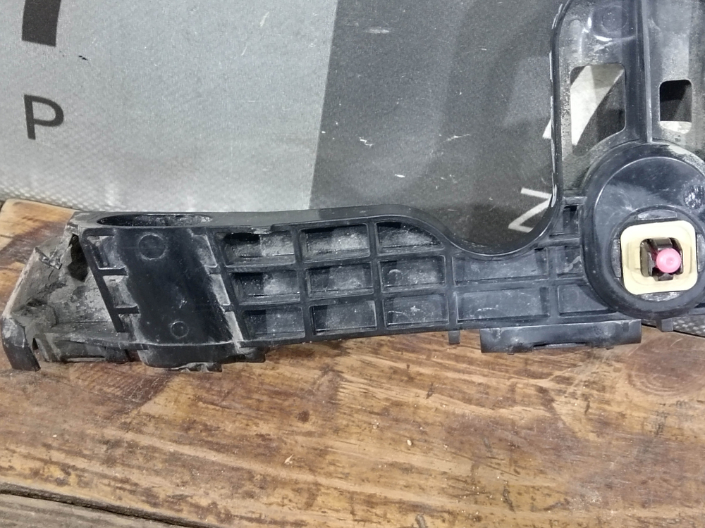 Кронштейн заднего бампера левый Toyota Camry (XV70) 17-нв Б/У Оригинал 5257633130