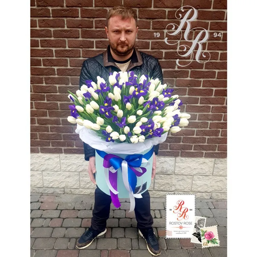 Белый тюльпан с ирисами в коробке