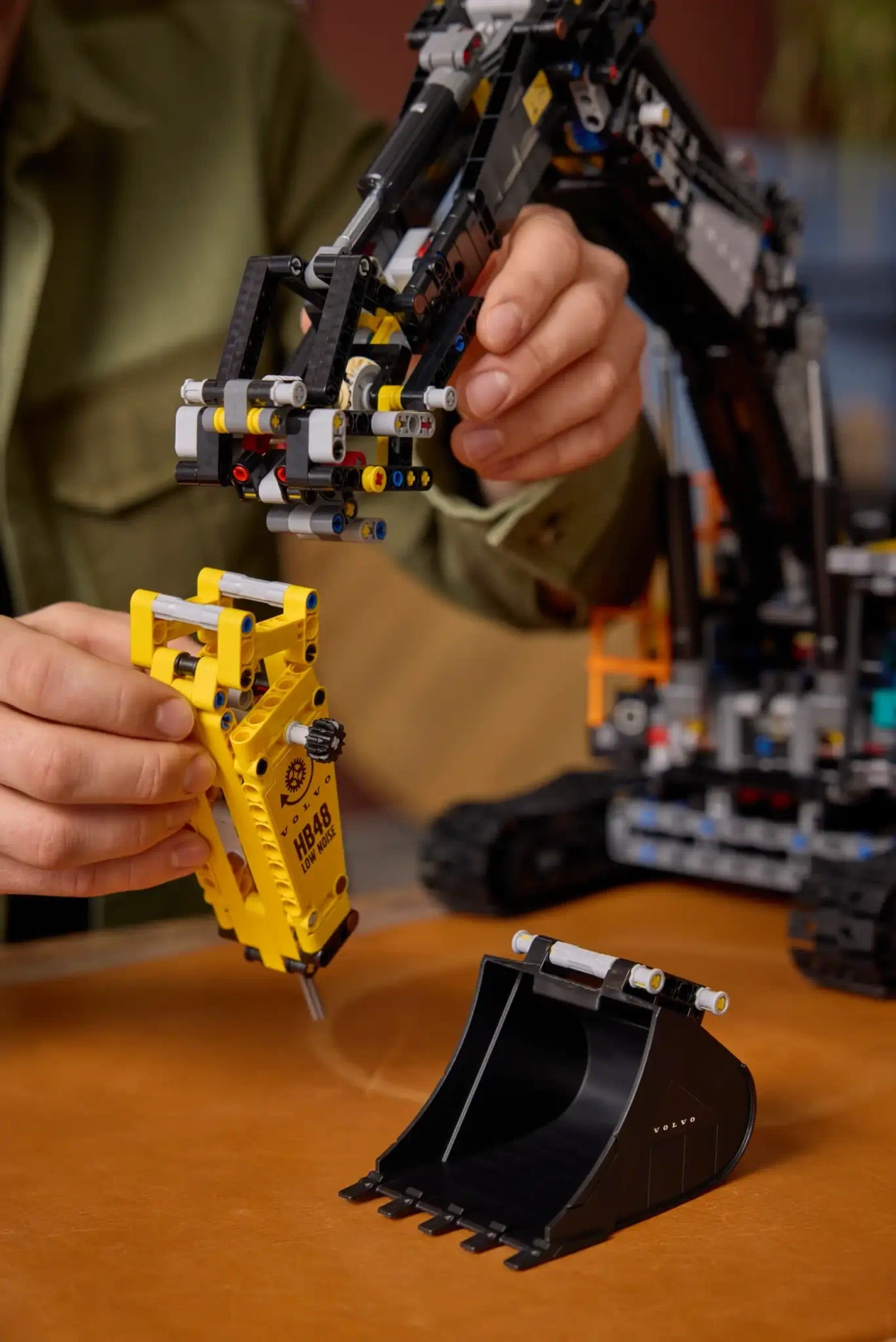 Конструктор LEGO Technic 42215 Гибридный экскаватор Volvo EC500