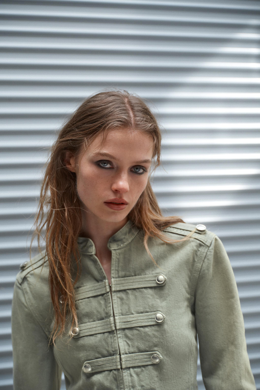 ПРИТАЛЕННЫЙ ЖАКЕТ С ПУГОВИЦАМИ — ZARA