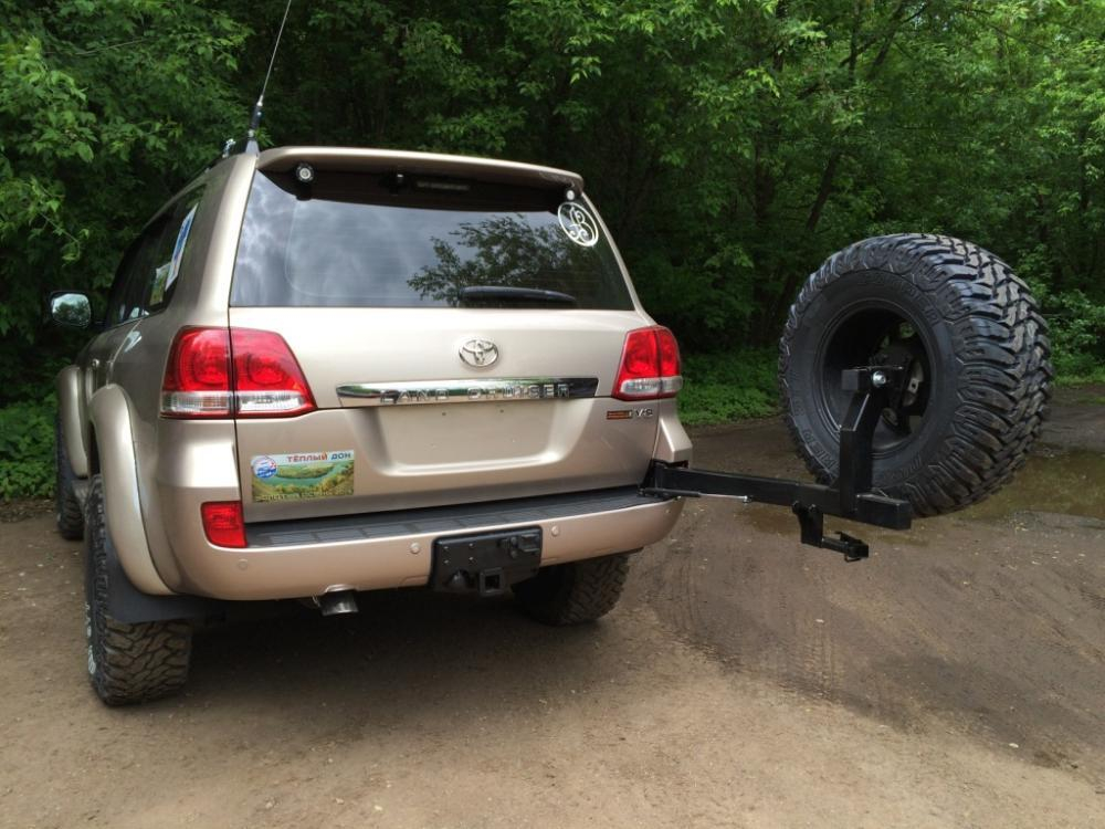 Калитка с фаркопом в штатный задний бампер Toyota Land Cruiser 200 (под штатное колесо) с подсветкой номера РИФ
