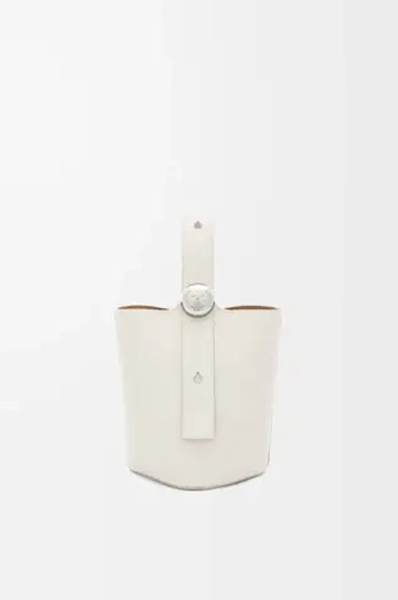Loewe Мини-сумка-ведро Pebble из мягкой зернистой телячьей кожи, белый