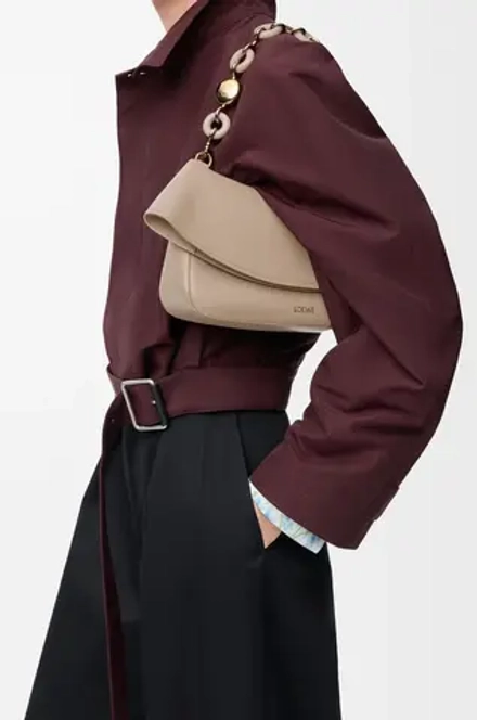 Loewe Средняя сумка Ola из гладкой телячьей кожи, песочный