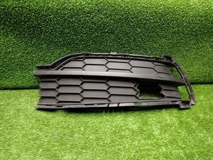 Решетка переднего бампера левая Skoda Karoq 17-21