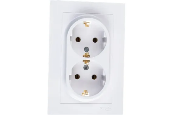 Розетка Systeme Electric ATLASDESIGN с заземлением двойная + рамка белая 35956