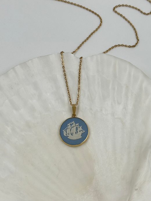 Кулон Wedgwood с парусником «The Golden Hind»