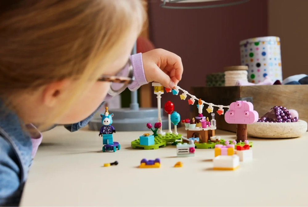 Конструктор LEGO Animal Crossing 77046 День рождения Джулиана