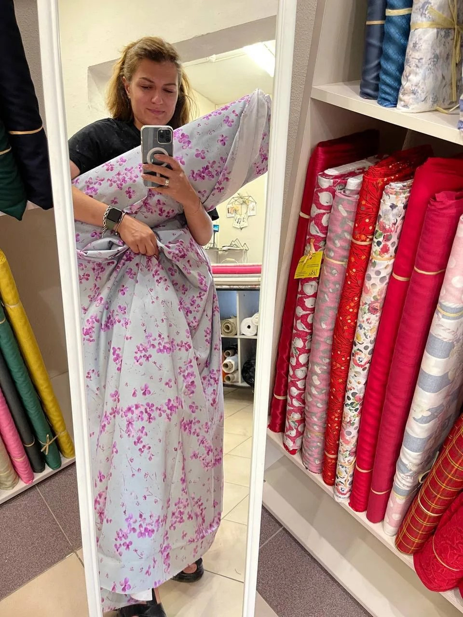Костюмно-плательный хлопок с рисунком, с добавлением эластана (95%хлопок/5%эластан, Жемчужно-серый фон/яркие розовые цветы, 131, 210 гр/м2)